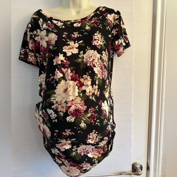 Duetime Tops - Duetime Maternity black Floral Top with ruched sides in Size Large. J9